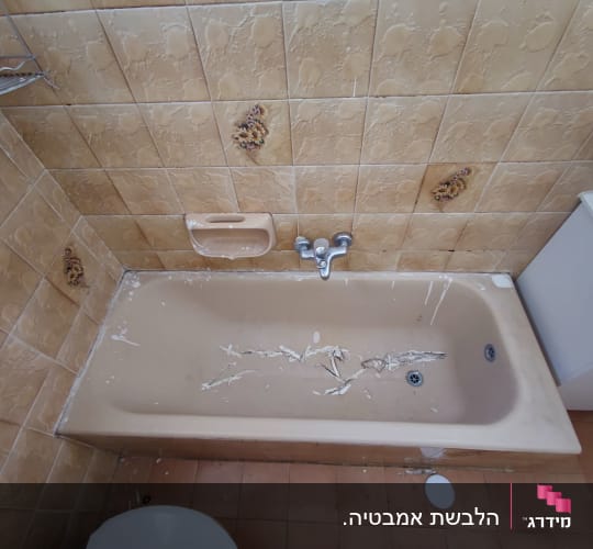 אמבטיה עם אריחים חומים ותיקונים נראים